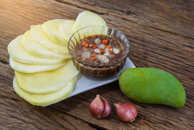 Mango crudo inacidito con salsa di pesce dolce