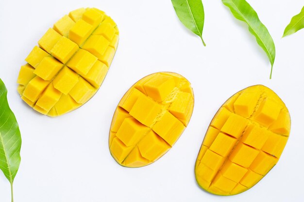 Mango della frutta tropicale su fondo bianco