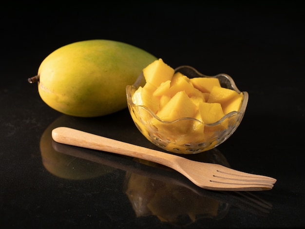 Mango dorato maturo su uno sfondo scuro