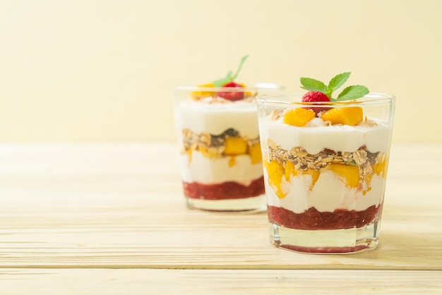 Mango e lamponi fatti in casa con yogurt e muesli