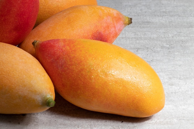 Mango fresco, frutta tropicale, sul tavolo.