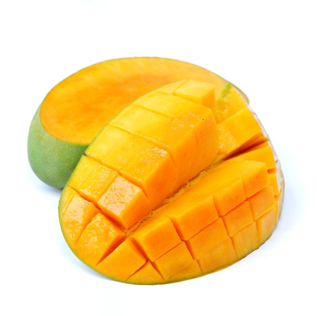 Mango fresco isolato su sfondo bianco