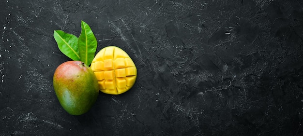 Mango fresco su sfondo nero. Vista dall'alto. Spazio libero per il tuo testo.