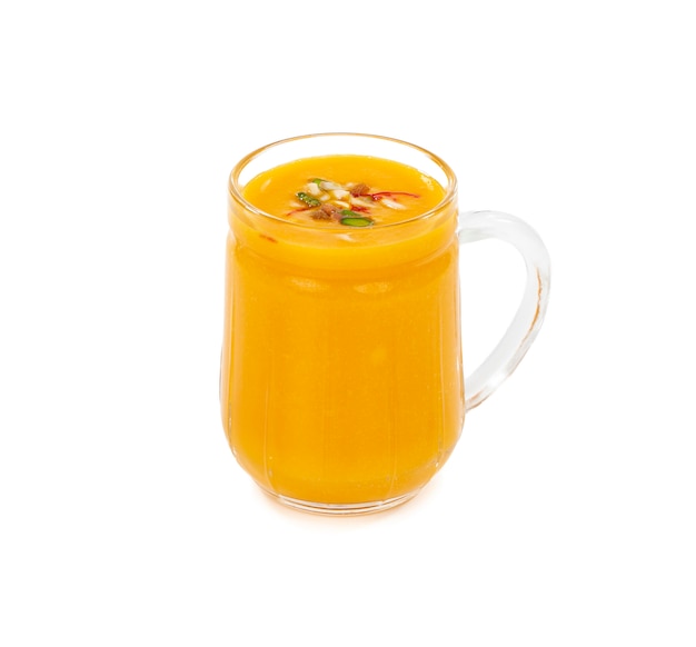 Mango fresco succo di frutta su sfondo bianco