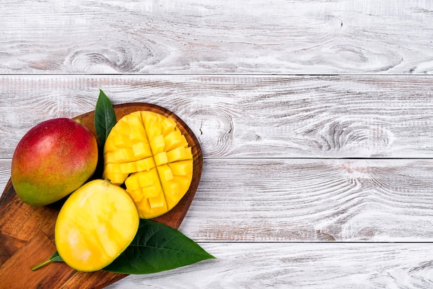 Mango. Frutta tropicale sulla tavola di legno. Vista dall'alto.