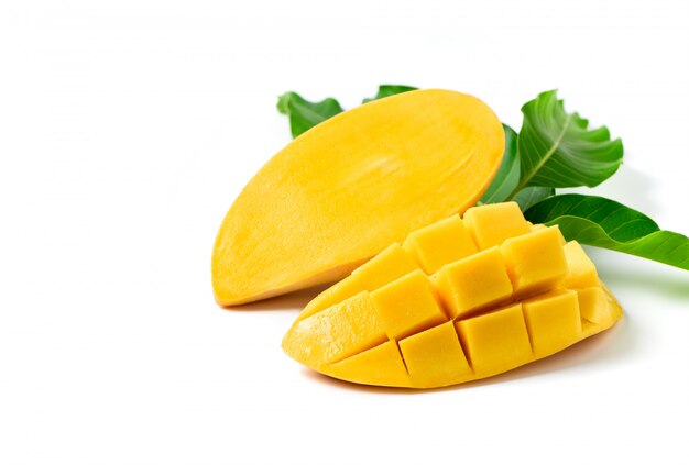 Mango giallo maturo delizioso con la foglia verde