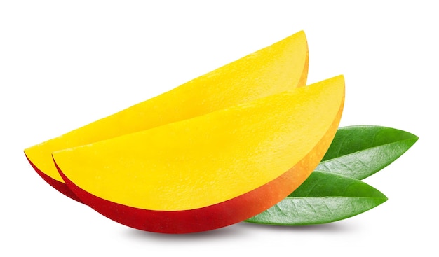 Mango isolato. Due succose fette di mango maturo.