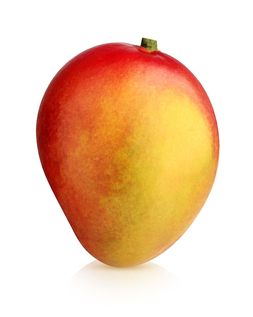 Mango isolato. frutto intero isolato su uno sfondo bianco con un tracciato di ritaglio. un mango rosso e giallo.