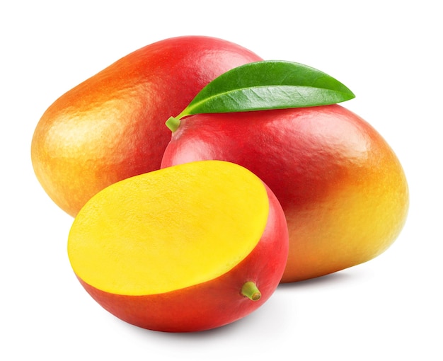 Mango isolato. Mango rosso dolce maturo e metà del frutto.