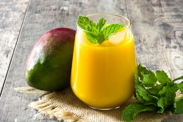 Mango Lassi dessert tradizionale bevanda indiana sulla tavola di legno