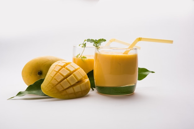 Mango Lassi o yogurt, bevanda estiva popolare indiana servita in vetro con tutta la frutta Alphonso Aam, messa a fuoco selettiva