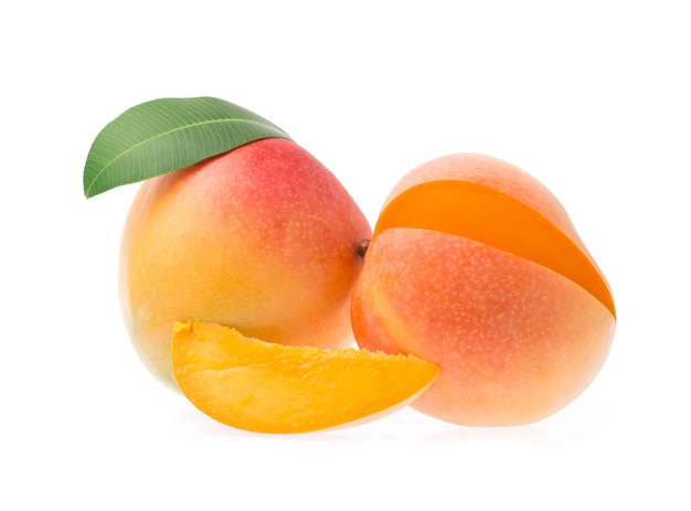 Mango maturo con fetta di mango isolato su sfondo bianco