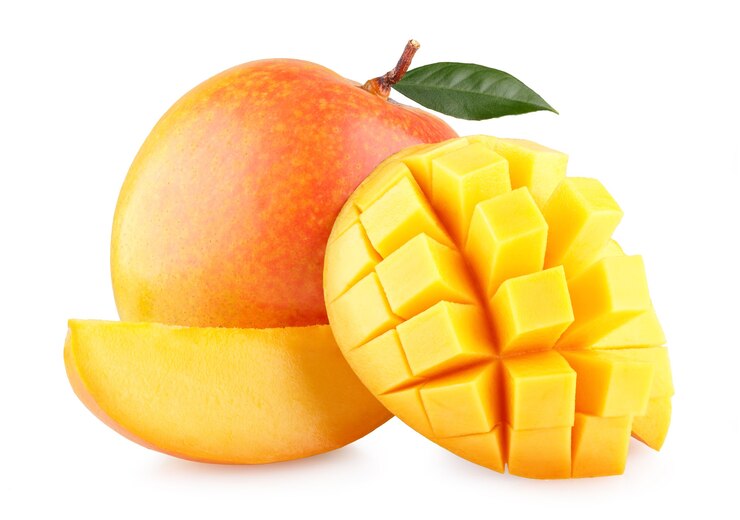 Mango maturo con una fetta isolata su sfondo bianco