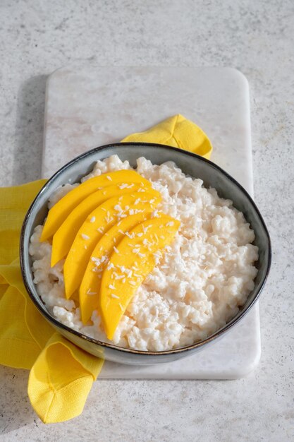 Mango maturo fresco e riso appiccicoso con latte di cocco