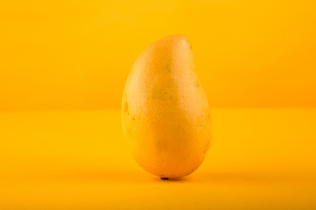 Mango maturo isolato nel fondo giallo