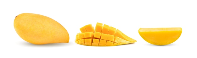 Mango maturo isolato su sfondo bianco