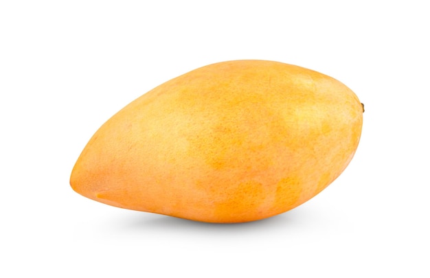 Mango maturo isolato su sfondo bianco