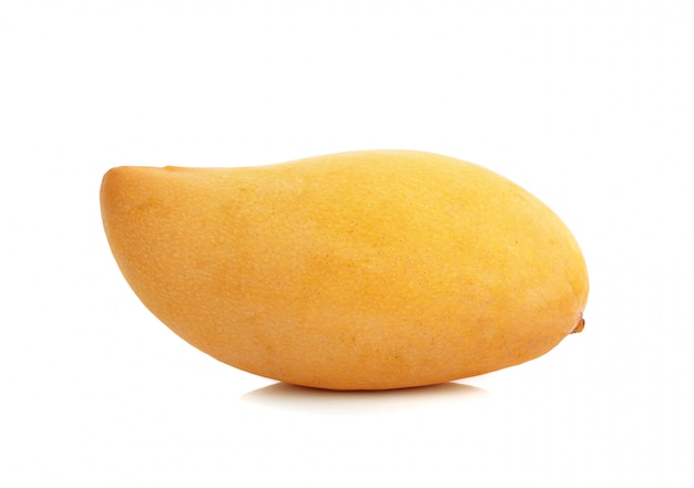 Mango maturo isolato