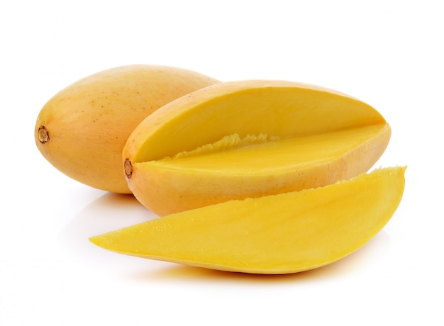 Mango maturo isolato