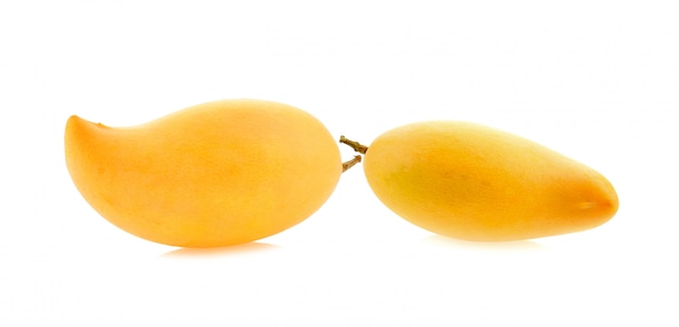 Mango maturo su uno sfondo bianco