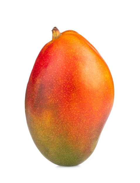 Mango rosso fresco isolato su sfondo bianco