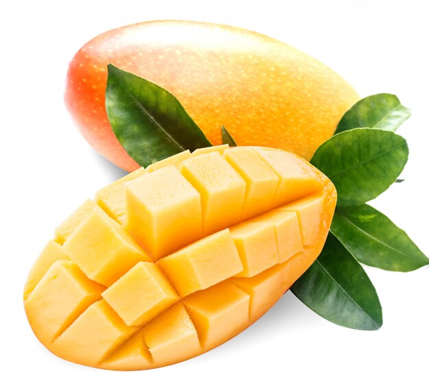 Mango su sfondo bianco. Cibo organico.