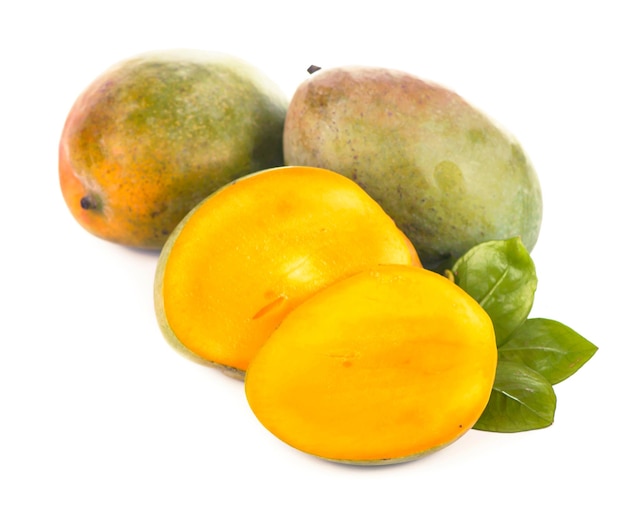 Mango succoso e fresco della frutta esotica su un fondo bianco