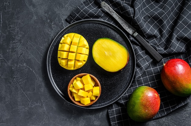 Mango. Tagliare a cubetti di frutta tropicale. Vista dall'alto