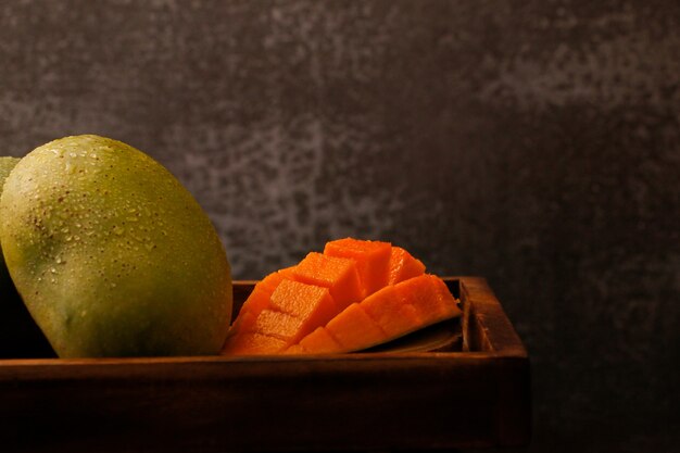 Mango tagliato fresco su vassoio