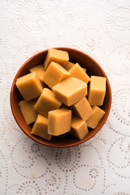 Mango Vadi e shrikhand Burfi serviti su uno sfondo lunatico. messa a fuoco selettiva