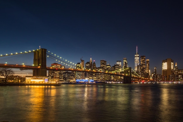 Manhattan e il ponte di Brooklyn di notte. New York, Stati Uniti d'America