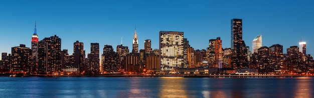 Manhattan. Panorama dell'orizzonte di New York City in tarda serata