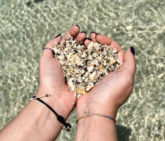 Mani a forma di cuore con conchiglie della spiaggia di Playa Conchal in Costa Rica