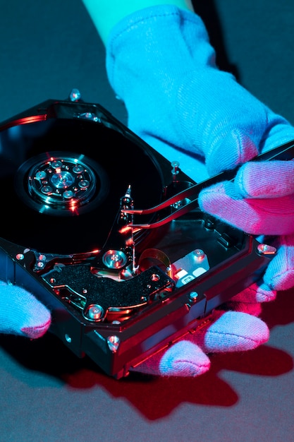 Mani ad alto angolo che riparano il disco rigido