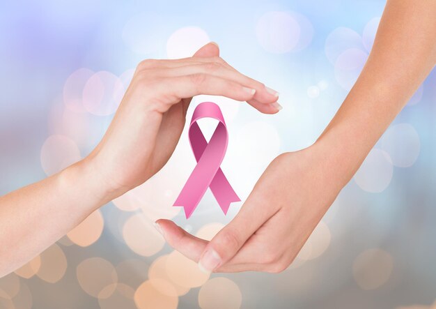 Mani aperte con nastro rosa per la consapevolezza del cancro al seno