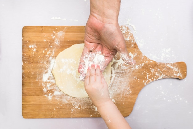 Mani arrotolate di papà e bambini