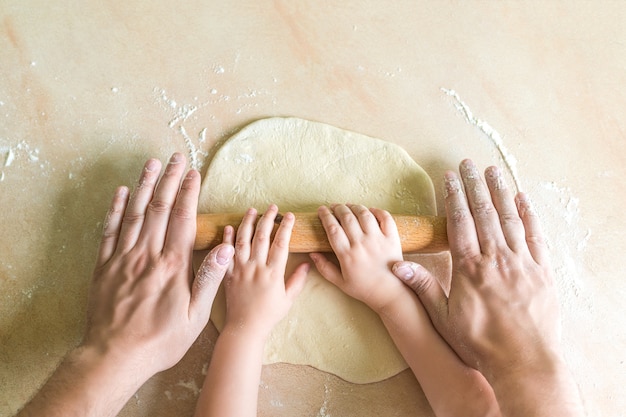 Mani arrotolate di papà e bambini