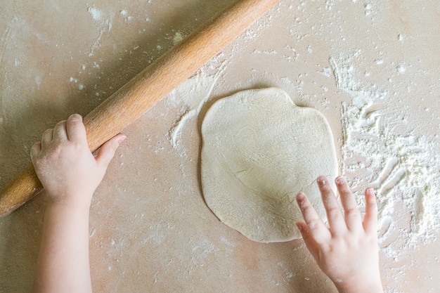 Mani arrotolate per bambini