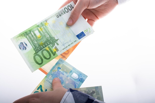 Mani che danno e prendono contanti banconote in euro valute