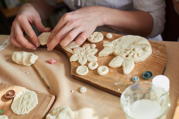 Mani che fanno un prodotto fatto a mano a base di pasta