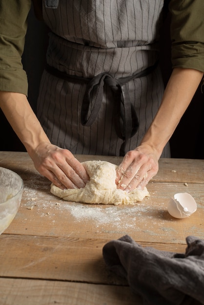 Mani che impastano la pasta da vicino