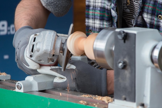 Mani che lavorano il legno da vicino