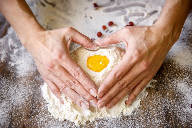 Mani che preparano la pasta