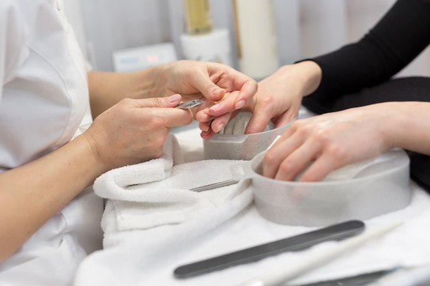 Mani che rimuovono le cuticole con tagliaunghie professionale in metallo Manicure di bellezza