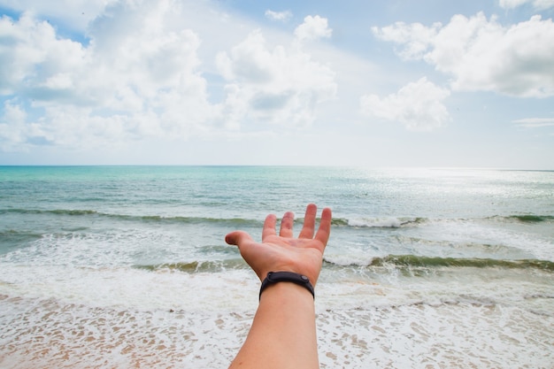 Mani che si aprono per raggiungere l'oceano