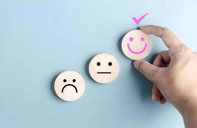 Mani che si tengono felici, sorriso per l'assistenza medica, concetto di salute mentale, pensiero positivo.