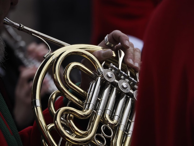 Mani che suonano dettaglio basso tuba