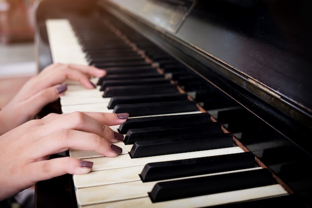 Mani che suonano il pianoforte