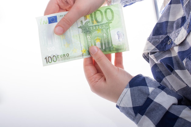 Mani che tengono banconote in euro in contanti