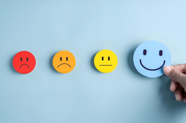 Mani che tengono blu viso sorridente felice per il concetto di assistenza medica salute mentale pensiero positivo